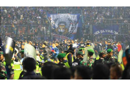 120人以上死亡のインドネシアサッカー事故、警察のチケット販売制限や試合時刻指示を無視か 画像