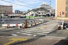 安倍氏銃撃の現場、車道に 画像