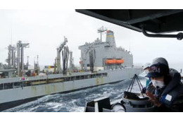 海自艦、米空母と訓練継続 画像