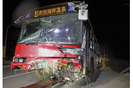 バスが道路外に逸脱、3人搬送 画像