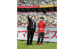 被害者遺族がサッカー観戦 画像