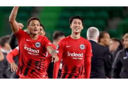 鎌田大地、日本人初のCL3戦連続ゴール！顔面レーザー照射に謎のニヤリ 画像