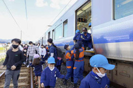 津波襲来で訓練、列車から避難 画像