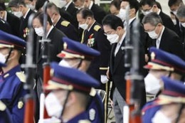 首相、殉職自衛隊員を追悼 画像