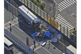 4台が玉突きか、3人死亡 画像