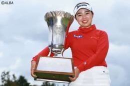 プロ転向からわずか2シーズンで戴冠　ブレない“最年少女王”山下美夢有が涙を流した場面 画像