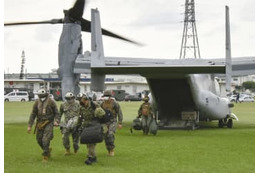 沖縄の米海兵隊が負傷者空輸訓練 画像