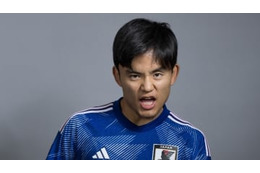 久保建英、W杯日本代表に合流！話題の「夜グラサン」シーンがこちら 画像