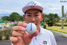 ツアー初優勝へ、飯島宏明が単独首位発進！　好調パットは「ボールの線を自分に向けて置く」!? 画像