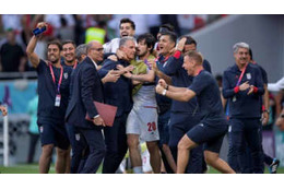W杯歴史的勝利！イラン代表アズムン、なんと監督の首を絞める…いいシーンだった 画像
