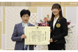 小池都知事の質問攻めにも笑顔で対応　全米女子アマを制した馬場咲希（17歳）が『東京スポーツ奨励賞』を受賞 画像