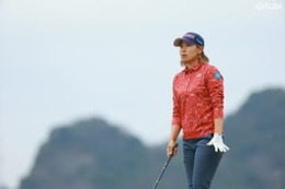 若林舞衣子が「-8」で単独首位　1差2位に浜崎未来、ルーキー・鶴瀬華月が3位 画像