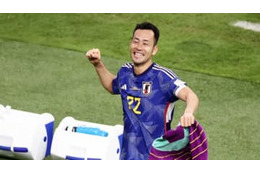 「君は誇りだ、日本おめでとう」 W杯日本代表の吉田麻也、世界的監督がハグで祝福！ 画像