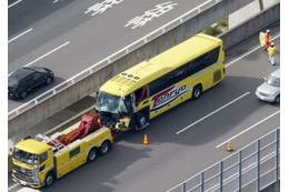 新東名、浜松で事故8人けが 画像