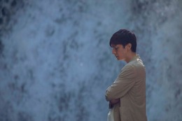 生田斗真、豪爆の滝の前に佇む「渇水」強烈な場面写真解禁 画像