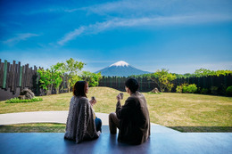 山梨にサウナ付き別荘ホテル「アブラサス ハウス 富士河口湖」富士山ビューの空間で上質な休息を