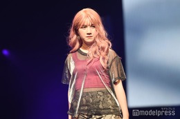 “総フォロワー440万人超え”現役高校生TikTokerおじゃす、トレードマークのピンクヘアで存在感放つ＜GAKUSEI RUNWAY＞ 画像