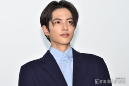 志尊淳、自撮りショットで最新ヘア公開 “あざとかわいい”表情に反響 画像