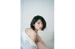 若月佑美、うっとりする肩出しショット フォトエッセイアザ―カット公開 画像