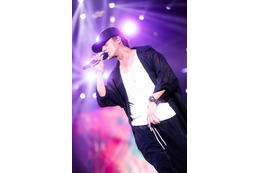 赤西仁、独立10周年ライブで「ムラサキ」「Care」「Eternal」歌唱に会場沸く　山田孝之・錦戸亮らも登場＜レポ・セットリスト＞ 画像