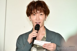 Snow Man渡辺翔太、記者会見でまさかのカンペ　Sexy Zone菊池風磨もツッコむ「見たことない」＜ウソ婚＞ 画像