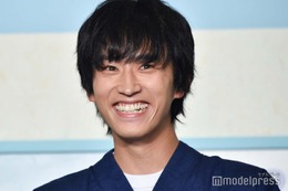 杉野遥亮、宮崎莉里沙＆綱啓永をすかさずフォロー 座長らしさ光る＜ばらかもん＞ 画像