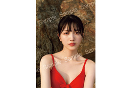 乃木坂46久保史緒里、海で白肌輝く眩しい姿　1st写真集「交差点」封入ポストカード絵柄解禁 画像