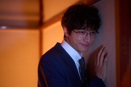 ＜癒やしのお隣さんには秘密がある 第1話＞“超ハイスペックイケメンストーカー”仁科（小関裕太）、藤子（田辺桃子）の隣人に 画像