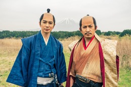 松本潤＆岡田准一、静岡ロケで乗馬「兄と弟のよう」“本能寺の変”に込めた思い＜どうする家康＞ 画像
