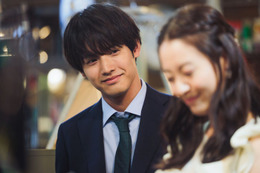 ＜こっち向いてよ向井くん 第1話＞“33歳実家暮らし”向井悟（赤楚衛二）、10年ぶりに恋の予感 恋愛迷子たちのラブストーリー始まる 画像