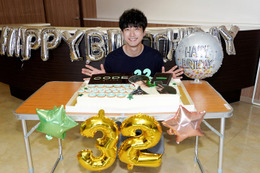 坂口健太郎、32歳のバースデーサプライズ “CODE”モチーフの巨大ケーキで祝福＜CODE―願いの代償―＞ 画像