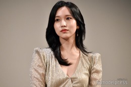 TWICEミナ、美背中ざっくりドレス姿披露「かっこよすぎる」「色気がすごい」 画像
