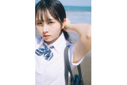 日向坂46上村ひなの、宮崎の海で制服姿披露 ソロ写真集第2弾先行カット公開 画像