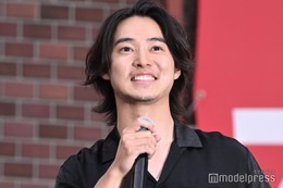 山崎賢人、杏＆岡山天音と新宿にサプライズ登場 1500人から歓声＜キングダム 運命の炎＞ 画像