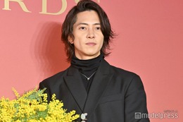 山下智久、電車移動ショットに反響殺到「オーラ隠せてない」「奇跡の1枚」 画像