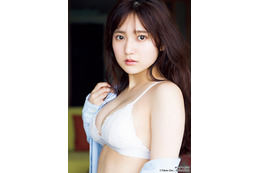 AKB48鈴木くるみ、豊満バストに釘付け「ヤンマガ」初表紙で輝き放つ 画像