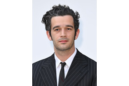 The 1975マシュー・ヒーリー、舞台上で男性とキス・マレーシア政策批判で退場 フェス全体も中止に 画像