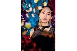 吉岡里帆、蜷川実花と再タッグ 黒ドレス姿でエレガントな表情 画像