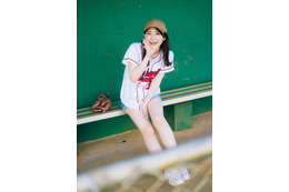 乃木坂46田村真佑、ショーパンでスラリ美脚披露 野球ユニフォーム姿で球児を応援＜恋に落ちた瞬間＞ 画像