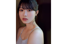 NGT48小越春花、19歳初めてのグラビア　タンクトップ姿で色白美ボディ際立つ 画像