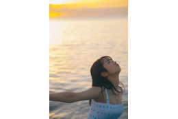 日向坂46上村ひなの、大人な表情で肌見せ 朝焼けが美しい1st写真集先行カット解禁＜そのままで＞ 画像