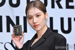 TWICEサナ、ミニ丈ワンピースでスラリ美脚披露 アイメイクのこだわり熱弁 画像