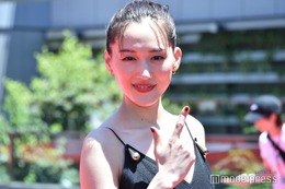 綾瀬はるか、美デコルテ輝くドレス姿 華麗な銃さばき披露＜リボルバー・リリー＞ 画像