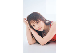 乃木坂46与田祐希、素肌際立つノースリーブ姿でオフショット感 画像