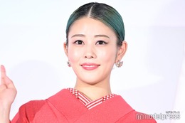 高畑充希、映画「バービー」ジャパンプレミアで緑髪＆ピンクの着物姿披露 画像