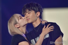 「今日好き」2児の親・しゅんまや夫妻、ランウェイ上で“ほっぺにチュー” 照れて密着も＜TGC teen 2023 Summer＞ 画像