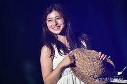 「虹オオカミ」兼清萌々香、白ワンピで王道夏コーデ ヘルシーな美貌に視線集中＜TGC teen 2023 Summer＞ 画像