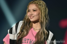 フォーエイト48あみか、ミニスカからほっそり美脚のぞかせる ハイトーンヘアが可愛い＜TGC teen 2023 Summer＞ 画像