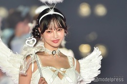中村里砂、美谷間覗くSEXYエンジェルに 透けニーハイで美脚も披露＜関西コレクション 2023 A／W＞ 画像