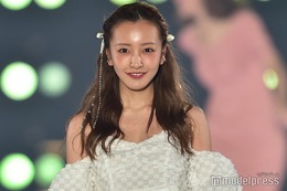 板野友美、色気たっぷり純白ワンピ姿にキュン＜関西コレクション 2023 A／W＞ 画像